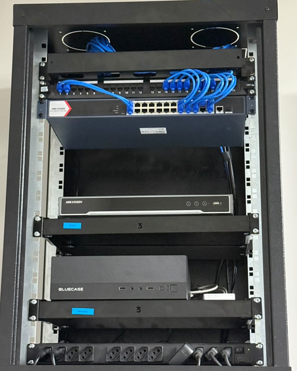 Rack ou servidor Proxmox que roda o homelab